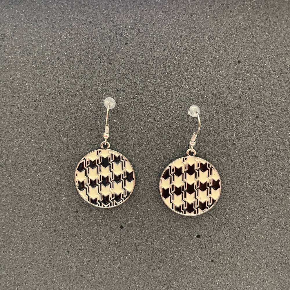 Black & white earrings. Used/ good conditions